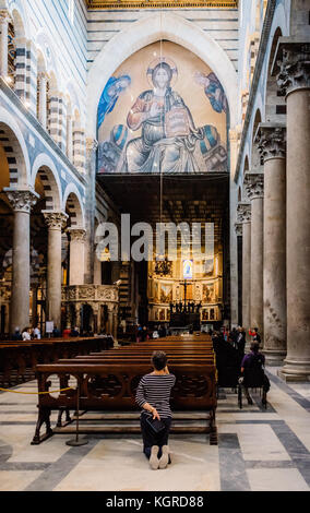 Intérieur de la cathédrale de Pise en Italie, qui est une cathédrale catholique romaine médiévale dédiée à l'Assomption de la Vierge Marie Banque D'Images