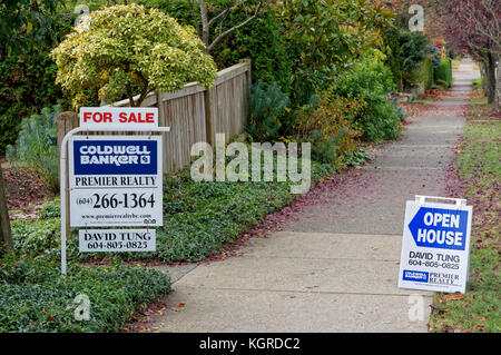 Maison à vendre et open house immo signes sur une rue résidentielle dans la région de Vancouver, BC, Canada Banque D'Images