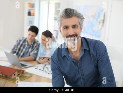 Portrait of smiling teacher en architecture Banque D'Images