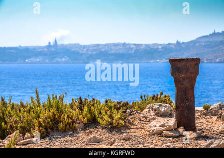 Un objet en métal rouillé sur l'île de Comino Gozo avec en arrière-plan sur la mer Méditerranée à Malte Banque D'Images