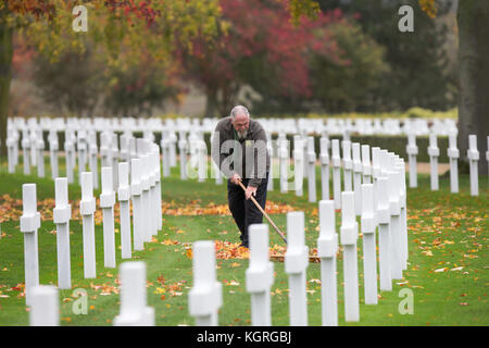 Mick jardinier nettoyage Howard l'un des 3 811 pierres tombales au cimetière américain de madingley, près de Cambridge, en préparation de cette semaines cérémonie du jour un jardinier à un cimetière militaire a été occupé à préparer le site aujourd'hui (mercredi) pour sa dernière cérémonie du jour après 33 ans. Mick Howard, 64 ans, a passé plus de 5 000 heures de nettoyage de la croix à la cimetière américain à madingley, près de Cambridge, depuis qu'il a commencé à y travailler en 1984. dans le cadre d'une équipe de 8 jardiniers, il passe trois heures par semaine le nettoyage 3 811 pierres tombales de l'american soldi Banque D'Images