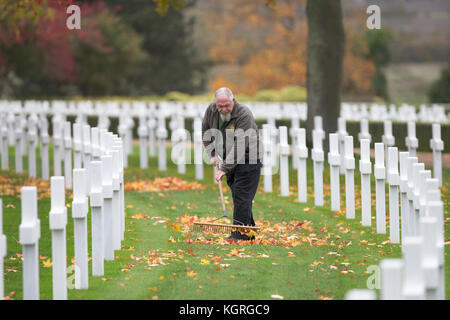 Mick jardinier nettoyage Howard l'un des 3 811 pierres tombales au cimetière américain de madingley, près de Cambridge, en préparation de cette semaines cérémonie du jour un jardinier à un cimetière militaire a été occupé à préparer le site aujourd'hui (mercredi) pour sa dernière cérémonie du jour après 33 ans. Mick Howard, 64 ans, a passé plus de 5 000 heures de nettoyage de la croix à la cimetière américain à madingley, près de Cambridge, depuis qu'il a commencé à y travailler en 1984. dans le cadre d'une équipe de 8 jardiniers, il passe trois heures par semaine le nettoyage 3 811 pierres tombales de l'american soldi Banque D'Images