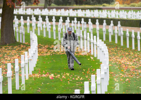 Mick jardinier nettoyage Howard l'un des 3 811 pierres tombales au cimetière américain de madingley, près de Cambridge, en préparation de cette semaines cérémonie du jour un jardinier à un cimetière militaire a été occupé à préparer le site aujourd'hui (mercredi) pour sa dernière cérémonie du jour après 33 ans. Mick Howard, 64 ans, a passé plus de 5 000 heures de nettoyage de la croix à la cimetière américain à madingley, près de Cambridge, depuis qu'il a commencé à y travailler en 1984. dans le cadre d'une équipe de 8 jardiniers, il passe trois heures par semaine le nettoyage 3 811 pierres tombales de l'american soldi Banque D'Images