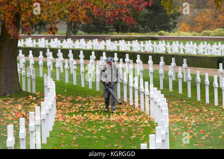 Mick jardinier nettoyage Howard l'un des 3 811 pierres tombales au cimetière américain de madingley, près de Cambridge, en préparation de cette semaines cérémonie du jour un jardinier à un cimetière militaire a été occupé à préparer le site aujourd'hui (mercredi) pour sa dernière cérémonie du jour après 33 ans. Mick Howard, 64 ans, a passé plus de 5 000 heures de nettoyage de la croix à la cimetière américain à madingley, près de Cambridge, depuis qu'il a commencé à y travailler en 1984. dans le cadre d'une équipe de 8 jardiniers, il passe trois heures par semaine le nettoyage 3 811 pierres tombales de l'american soldi Banque D'Images