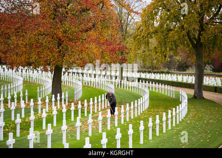 Mick jardinier nettoyage Howard l'un des 3 811 pierres tombales au cimetière américain de madingley, près de Cambridge, en préparation de cette semaines cérémonie du jour un jardinier à un cimetière militaire a été occupé à préparer le site aujourd'hui (mercredi) pour sa dernière cérémonie du jour après 33 ans. Mick Howard, 64 ans, a passé plus de 5 000 heures de nettoyage de la croix à la cimetière américain à madingley, près de Cambridge, depuis qu'il a commencé à y travailler en 1984. dans le cadre d'une équipe de 8 jardiniers, il passe trois heures par semaine le nettoyage 3 811 pierres tombales de l'american soldi Banque D'Images