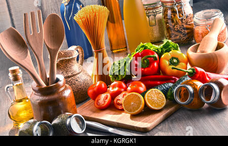 La composition avec un assortiment de produits alimentaires et des ustensiles de cuisine sur la table Banque D'Images