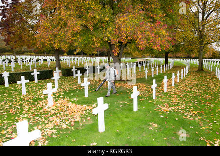 Mick jardinier nettoyage Howard l'un des 3 811 pierres tombales au cimetière américain de madingley, près de Cambridge, en préparation de cette semaines cérémonie du jour un jardinier à un cimetière militaire a été occupé à préparer le site aujourd'hui (mercredi) pour sa dernière cérémonie du jour après 33 ans. Mick Howard, 64 ans, a passé plus de 5 000 heures de nettoyage de la croix à la cimetière américain à madingley, près de Cambridge, depuis qu'il a commencé à y travailler en 1984. dans le cadre d'une équipe de 8 jardiniers, il passe trois heures par semaine le nettoyage 3 811 pierres tombales de l'american soldi Banque D'Images