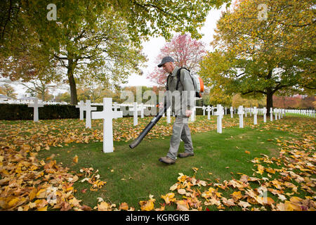 Mick jardinier nettoyage Howard l'un des 3 811 pierres tombales au cimetière américain de madingley, près de Cambridge, en préparation de cette semaines cérémonie du jour un jardinier à un cimetière militaire a été occupé à préparer le site aujourd'hui (mercredi) pour sa dernière cérémonie du jour après 33 ans. Mick Howard, 64 ans, a passé plus de 5 000 heures de nettoyage de la croix à la cimetière américain à madingley, près de Cambridge, depuis qu'il a commencé à y travailler en 1984. dans le cadre d'une équipe de 8 jardiniers, il passe trois heures par semaine le nettoyage 3 811 pierres tombales de l'american soldi Banque D'Images