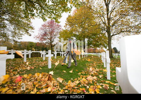 Mick jardinier nettoyage Howard l'un des 3 811 pierres tombales au cimetière américain de madingley, près de Cambridge, en préparation de cette semaines cérémonie du jour un jardinier à un cimetière militaire a été occupé à préparer le site aujourd'hui (mercredi) pour sa dernière cérémonie du jour après 33 ans. Mick Howard, 64 ans, a passé plus de 5 000 heures de nettoyage de la croix à la cimetière américain à madingley, près de Cambridge, depuis qu'il a commencé à y travailler en 1984. dans le cadre d'une équipe de 8 jardiniers, il passe trois heures par semaine le nettoyage 3 811 pierres tombales de l'american soldi Banque D'Images