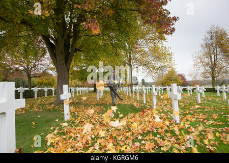 Mick jardinier nettoyage Howard l'un des 3 811 pierres tombales au cimetière américain de madingley, près de Cambridge, en préparation de cette semaines cérémonie du jour un jardinier à un cimetière militaire a été occupé à préparer le site aujourd'hui (mercredi) pour sa dernière cérémonie du jour après 33 ans. Mick Howard, 64 ans, a passé plus de 5 000 heures de nettoyage de la croix à la cimetière américain à madingley, près de Cambridge, depuis qu'il a commencé à y travailler en 1984. dans le cadre d'une équipe de 8 jardiniers, il passe trois heures par semaine le nettoyage 3 811 pierres tombales de l'american soldi Banque D'Images