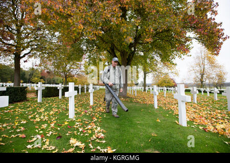 Mick jardinier nettoyage Howard l'un des 3 811 pierres tombales au cimetière américain de madingley, près de Cambridge, en préparation de cette semaines cérémonie du jour un jardinier à un cimetière militaire a été occupé à préparer le site aujourd'hui (mercredi) pour sa dernière cérémonie du jour après 33 ans. Mick Howard, 64 ans, a passé plus de 5 000 heures de nettoyage de la croix à la cimetière américain à madingley, près de Cambridge, depuis qu'il a commencé à y travailler en 1984. dans le cadre d'une équipe de 8 jardiniers, il passe trois heures par semaine le nettoyage 3 811 pierres tombales de l'american soldi Banque D'Images