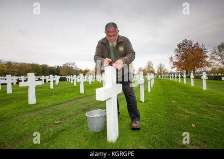 Mick jardinier nettoyage Howard l'un des 3 811 pierres tombales au cimetière américain de madingley, près de Cambridge, en préparation de cette semaines cérémonie du jour un jardinier à un cimetière militaire a été occupé à préparer le site aujourd'hui (mercredi) pour sa dernière cérémonie du jour après 33 ans. Mick Howard, 64 ans, a passé plus de 5 000 heures de nettoyage de la croix à la cimetière américain à madingley, près de Cambridge, depuis qu'il a commencé à y travailler en 1984. dans le cadre d'une équipe de 8 jardiniers, il passe trois heures par semaine le nettoyage 3 811 pierres tombales de l'american soldi Banque D'Images