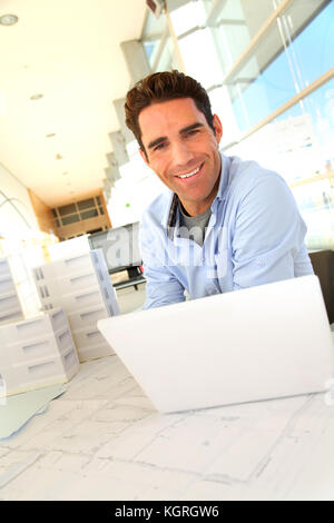 Smiling architect sitting in office Banque D'Images