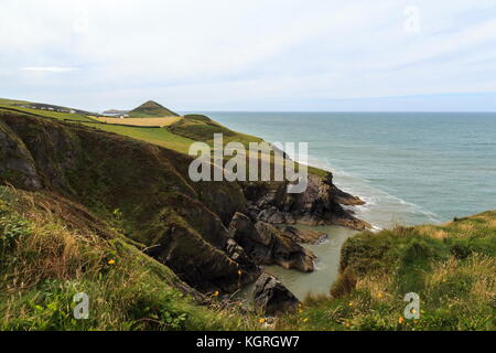 Une vue le long de la côte vers ceredigion y foel mwnt. cardigan island peut être vu juste derrière la colline Banque D'Images