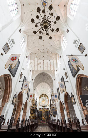 Allée, bancs et plafond à la consigner vos bagages vide Oliwa de Gdansk, en Pologne. Banque D'Images