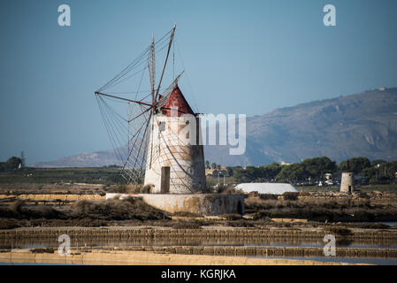 Ancien moulin à vent utilisé pour pomper l'eau dans le sel piscines, moxia, Marsala, Sicile Banque D'Images