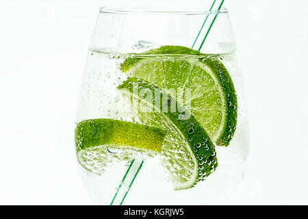 Tasse d'eau avec des tranches de citron vert Banque D'Images