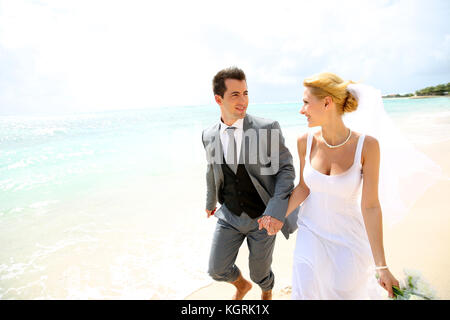 Tout couple marié s'exécutant sur une plage de sable Banque D'Images