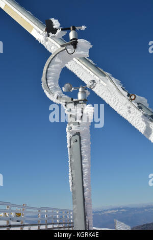 Météorologiques à distance anémomètre monté sur la rampe sur la pente de ski Banque D'Images