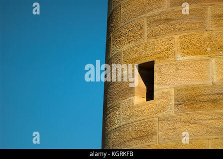 Le contraste entre le ciel et le grès de la magnifique phare barrenjoey à Palm Beach, New South Wales, Australie Banque D'Images