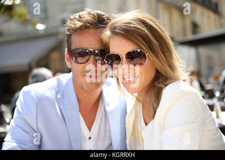 Portrait de couple à la mode avec des lunettes sur Banque D'Images