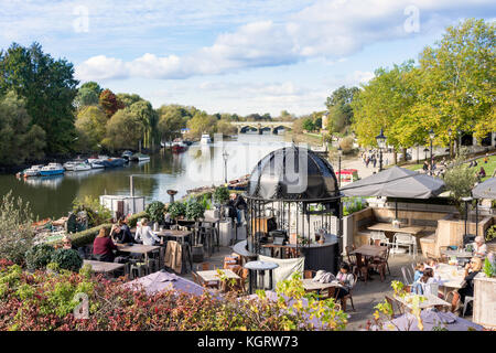 Pitcher & Piano Bar terrasse dominant la rivière Thames, Richmond, London Borough of Richmond upon Thames, Grand Londres, Angleterre, Royaume-Uni Banque D'Images