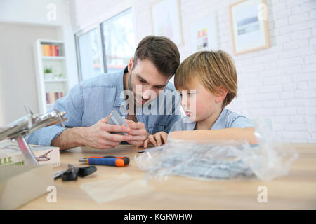 Le père et le fils de l'assemblage de la maquette d'avion Banque D'Images