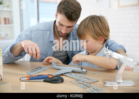 Le père et le fils de l'assemblage de la maquette d'avion Banque D'Images