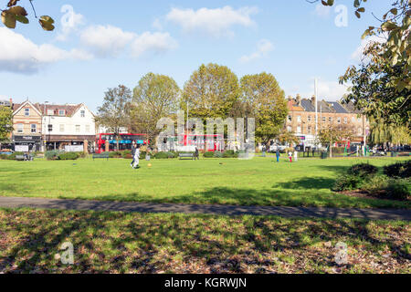 Dean Gardens, Broadway, West Ealing, London Borough of Ealing, Greater London, Angleterre, Royaume-Uni Banque D'Images