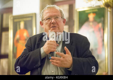 Adam Michnik, rédacteur en chef de le journal polonais Gazeta Wyborcza et commentateur politique, au cours du premier débat citoyen de Gdansk en Pologne" de tous les Banque D'Images