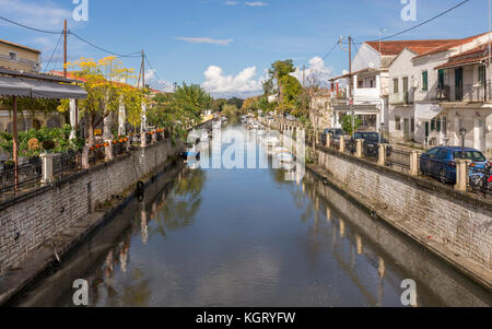 Corfou, Grèce- novembre 09, 2017 : le canal qui flotte à travers lefkimmi dans la partie sud de Corfou, Grèce.Les bateaux de pêche et les cafés ou l'autre Banque D'Images