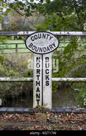 Les limites d'un signe sur l'ancienne Northamptonshire/Buckinghamshire frontière. Banque D'Images