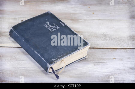 Ancien Bleu vintage fermé livre sur grunge fond en bois Banque D'Images