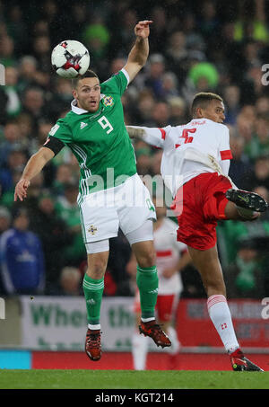 Conor Washington en Irlande du Nord (à gauche) et Manuel Akanji en Suisse se battent pour le ballon lors du match de qualification de la coupe du monde 2018, First Leg Match à Windsor Park, Belfast. Banque D'Images