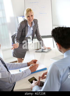 Businesswoman doing business présentation Banque D'Images