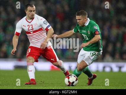 Le Suisse Xherdan Shaqiri (à gauche) et l'Irlande du Nord Jamie Ward en action lors du match éliminatoire de qualification pour la Coupe du monde 2018 à Windsor Park, Belfast. Banque D'Images