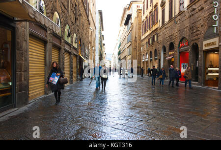 Florence, Italie - février 06, 2017 : l'ancienne rue médiévale à Florence, après la pluie Banque D'Images