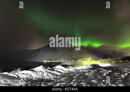 Les feux verts-aurores boréales illuminent de la n.La plage de la s.de vareid village sur l'vareidsundet-fjord flakstadpollen bouche sur un calme froid Banque D'Images
