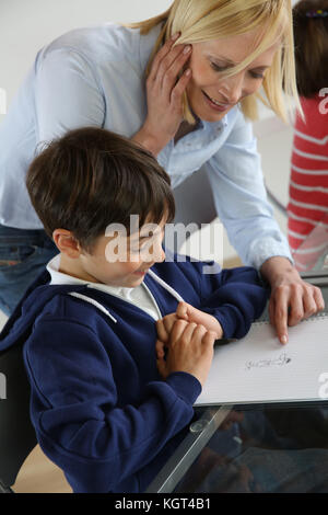 Avec l'enseignant en classe pour enfants Banque D'Images