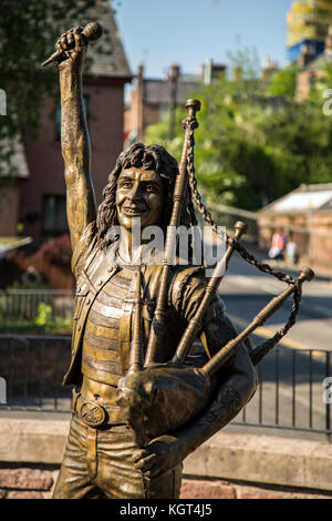 Angus (Écosse) le 25 mai 2017.. statue monument à la fin du chanteur de acdc bon Scott dans sa ville de naissance de Kirriemuir dans angus scotland un festival est Banque D'Images