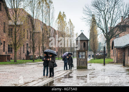 Les touristes dans le camp de concentration d'Auschwitz en Pologne, l'Europe. Banque D'Images