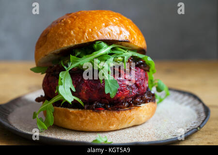 Betteraves et haricots burger dans brioche bun Banque D'Images