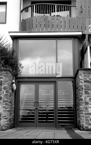 Novembre 2017 - les portes d'un appartement face à la mer en bloc nord portishead Somerset, Angleterre.. Banque D'Images