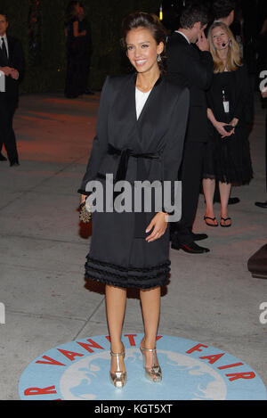 Jessica Alba en arrivant à la vanity fair partie de la 78e assemblée annuelle de remise des oscars à Morton's March 5th, 2006. Jessica Alba 576  = fashion, pleine longueur, personnes, Jessica Alba, actrice, vertical, USA, célébrités, looking at camera, arts, culture et divertissement, événement, présents, une seule femme, une seule personne, la mode vestimentaire, la mode, ou des pantalons Banque D'Images