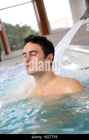 Man relaxing in pool massage Banque D'Images