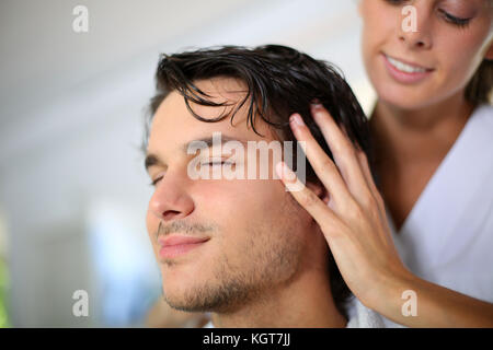 Coiffure faire hair massage au client Banque D'Images