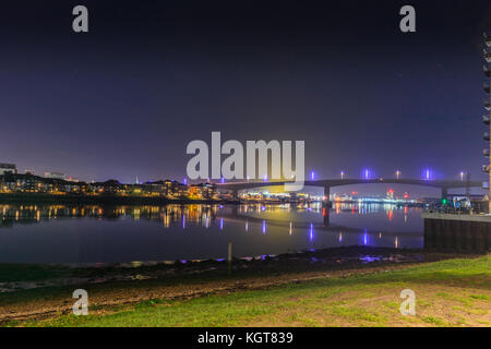 Itchen lumineux pont au-dessus de la rivière Itchen la nuit en 2017 Southampton, England, UK Banque D'Images
