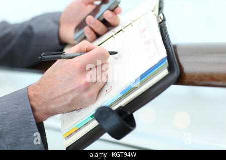 Homme d'affaires libre de la main sur l'agenda Banque D'Images