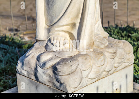 gros plan des pieds de la statue de notre Dame de Medjugorje, la Sainte Vierge Marie, Banque D'Images