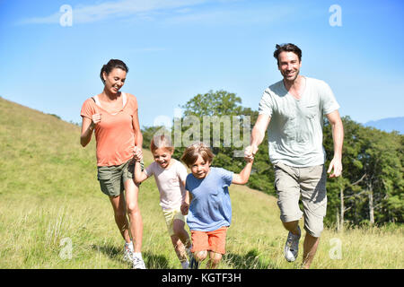 En vacances en famille sur la colline Banque D'Images